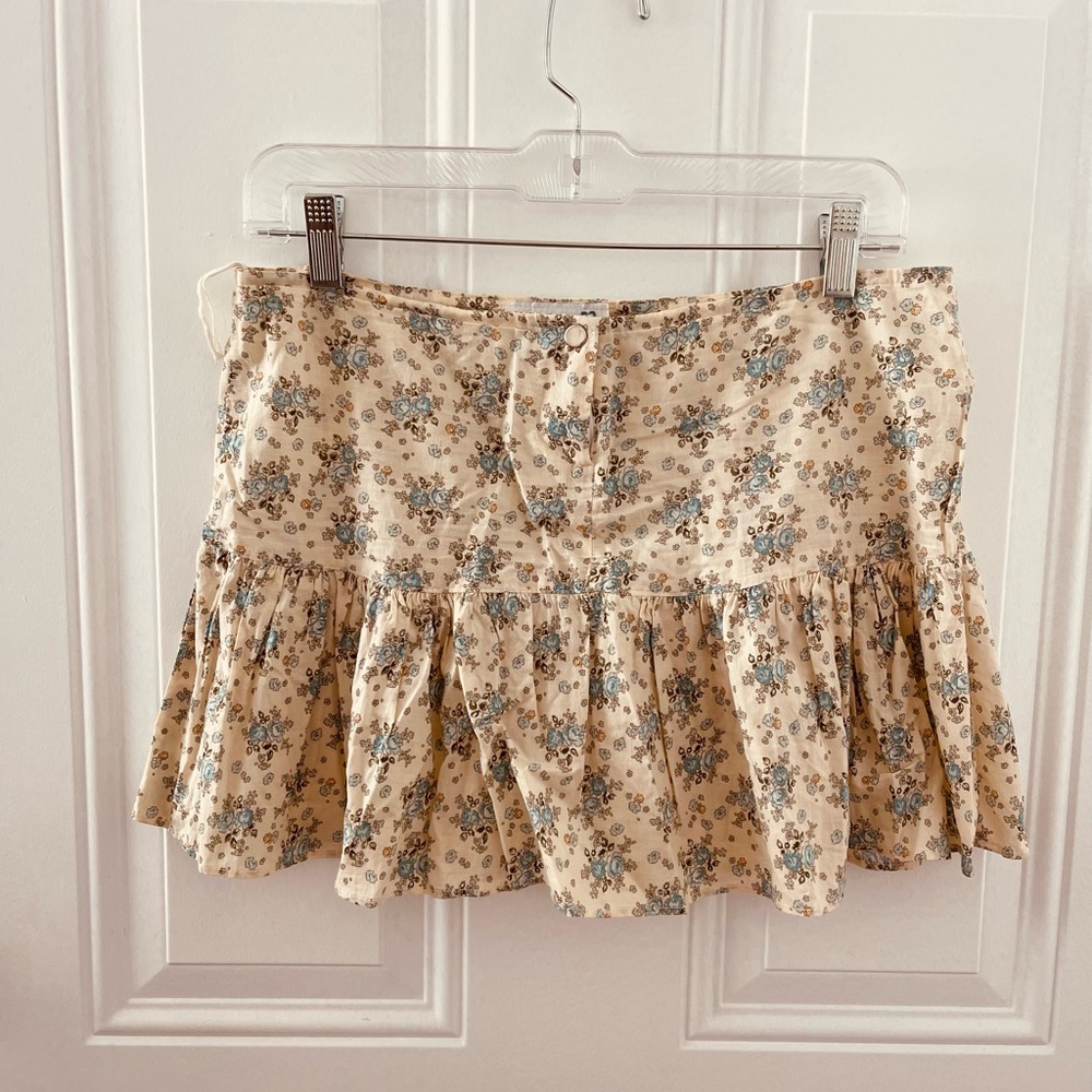 Chic Floral Beige Mini Skirt